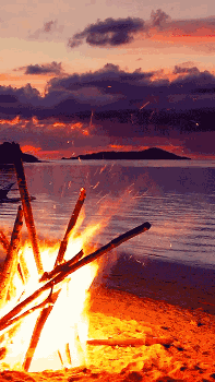 黄昏时沙滩上跳跃的篝火